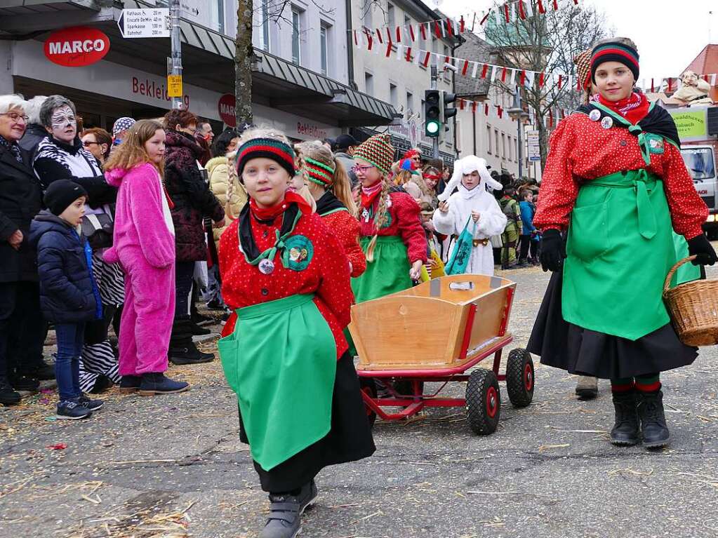 Buntes Treiben beim Neustdter Umzug am Fasnetmendig