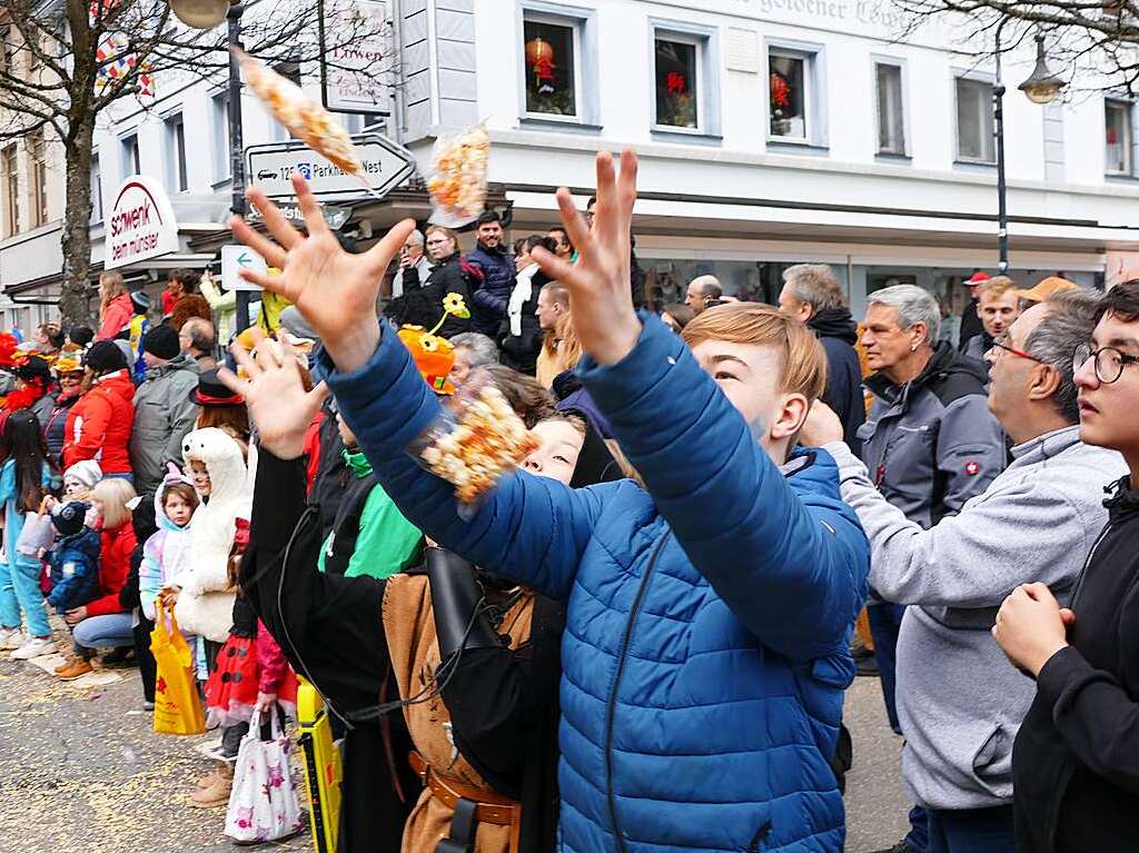 Buntes Treiben beim Neustdter Umzug am Fasnetmendig