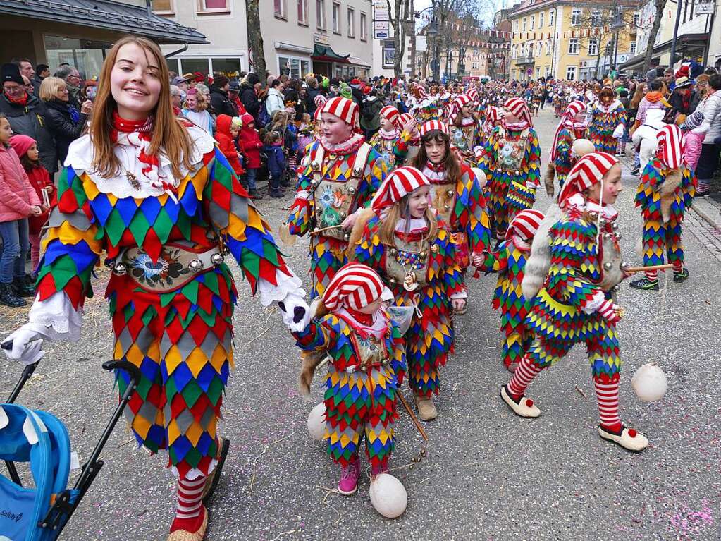 Buntes Treiben beim Neustdter Umzug am Fasnetmendig