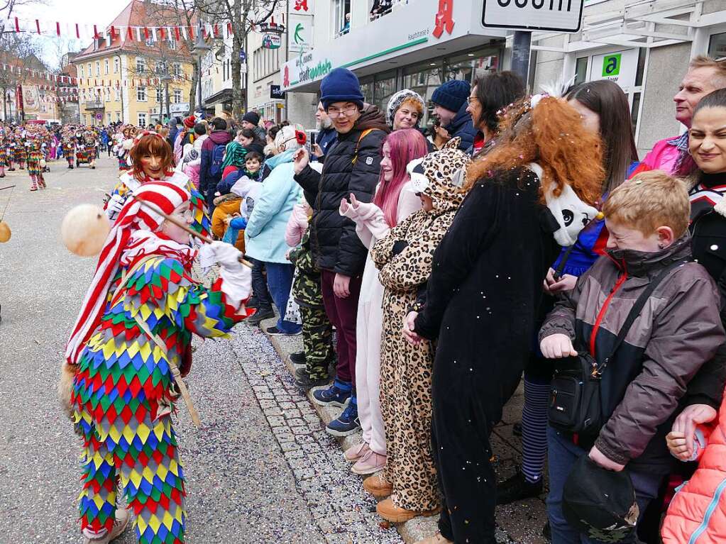 Buntes Treiben beim Neustdter Umzug am Fasnetmendig