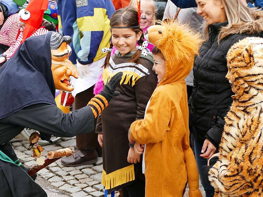 Buntes Treiben beim Neustdter Umzug am Fasnetmendig