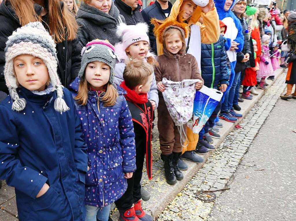 Buntes Treiben beim Neustdter Umzug am Fasnetmendig