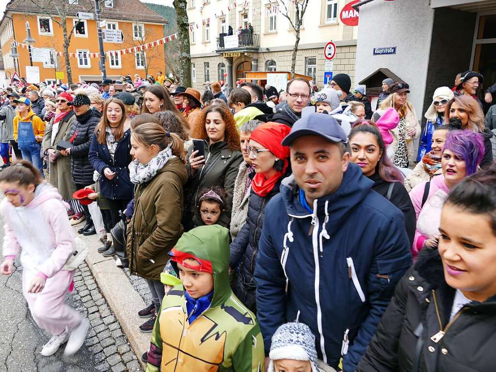 Buntes Treiben beim Neustdter Umzug am Fasnetmendig