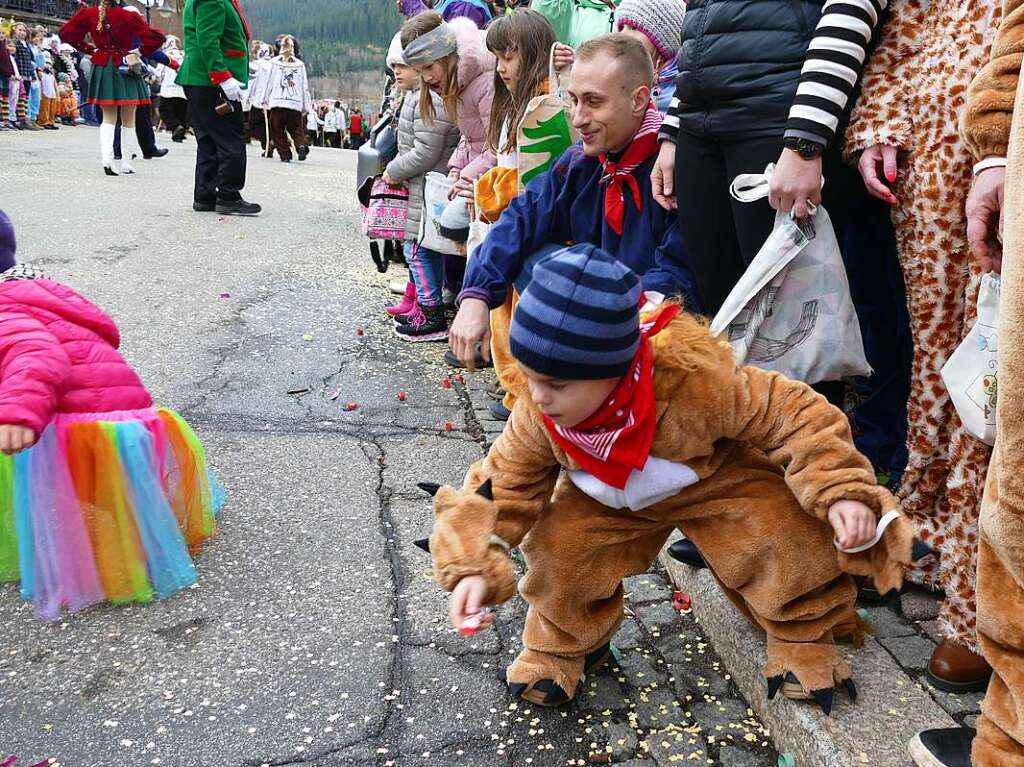 Buntes Treiben beim Neustdter Umzug am Fasnetmendig