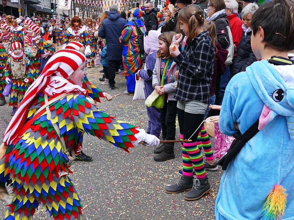 Buntes Treiben beim Neustdter Umzug am Fasnetmendig