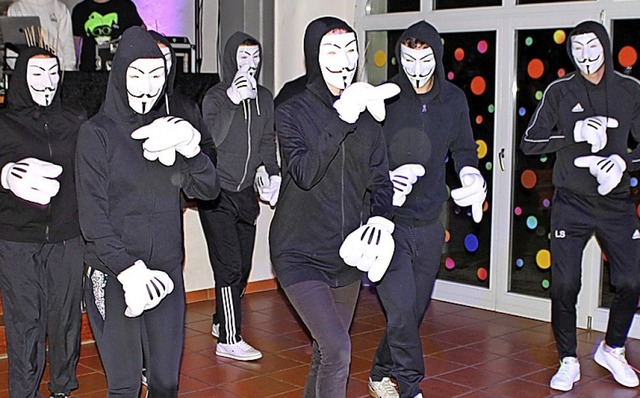 Einige maskierte Jugendliche aus Lutti...ne sehenswerte Tanz-Choreographie auf.  | Foto: Michelle Gntert