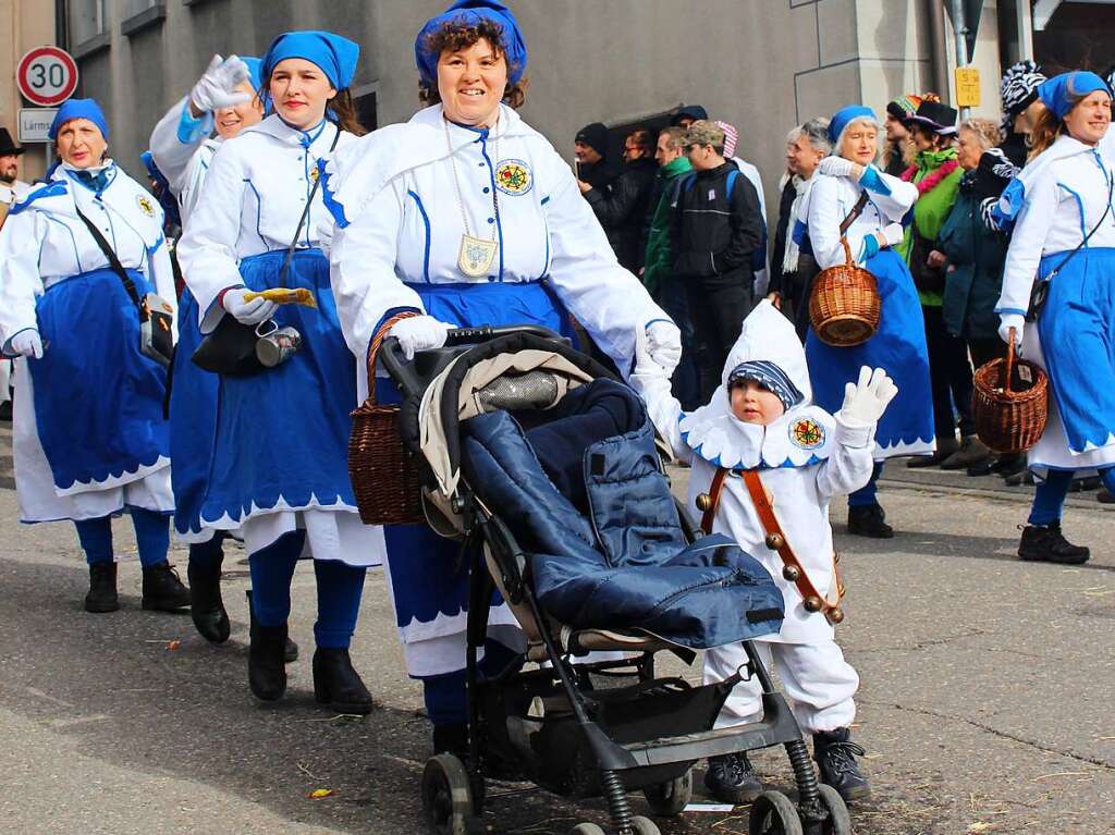 Auch die Bachheimer Burgmller mit Frauen waren beim Umzug mit von Partie.