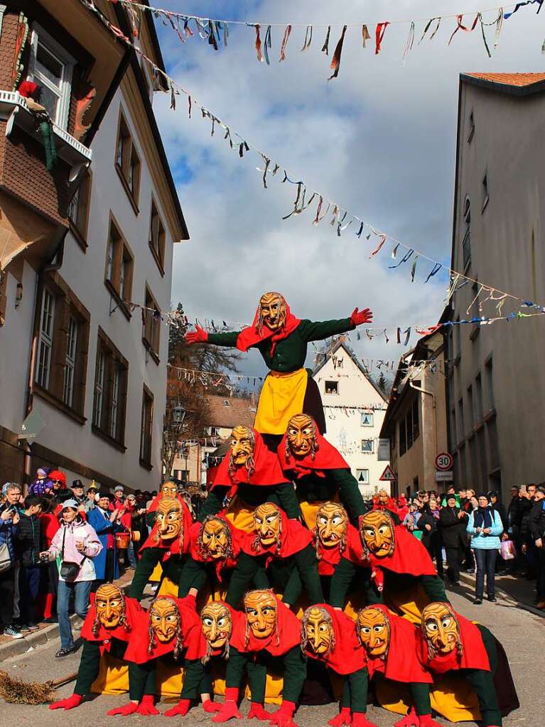 Die Hexenpyramide der Lffinger Hexen gehrt traditionell zum Fasnetumzug.