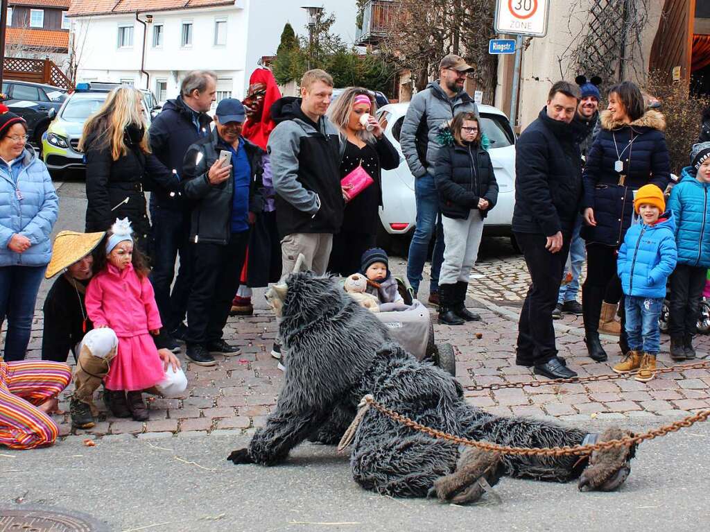 Der Wolf der Unadinger Wolfgalgenhexen trieb vor allem mit den kleinen Zuschauern Schabernack.