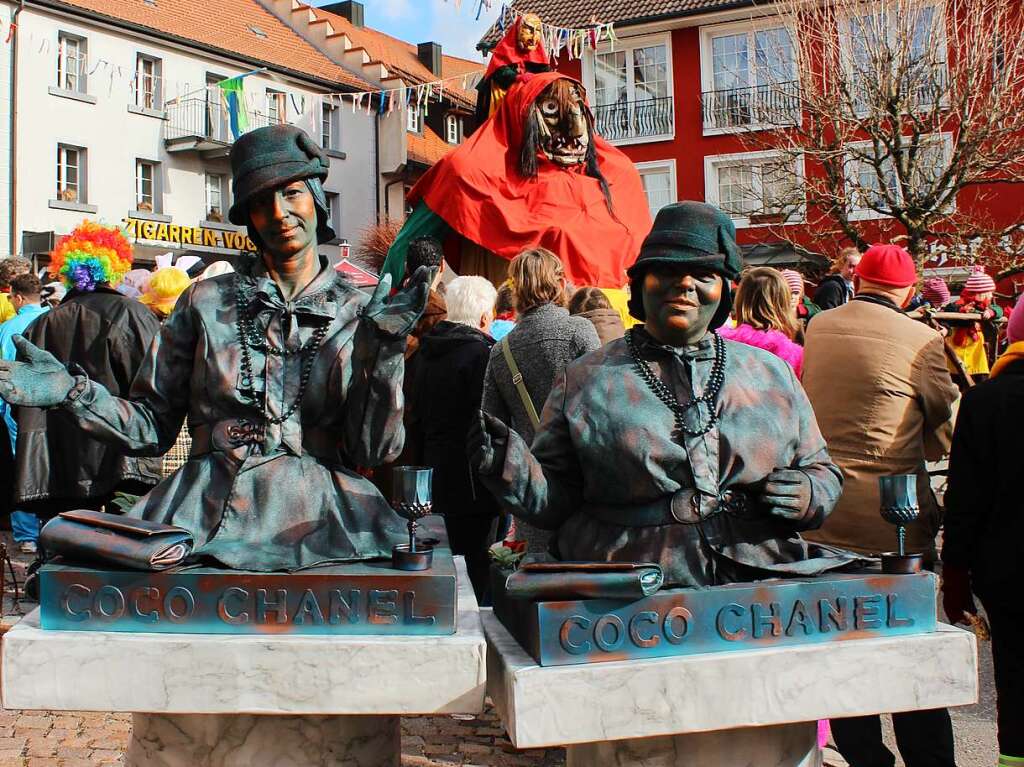 Auch etliche Zuschauer schmissen sich in Schale, wie diese beiden Damen aus Lffingen und Rtenbach in Coco Chanel Kleidern.