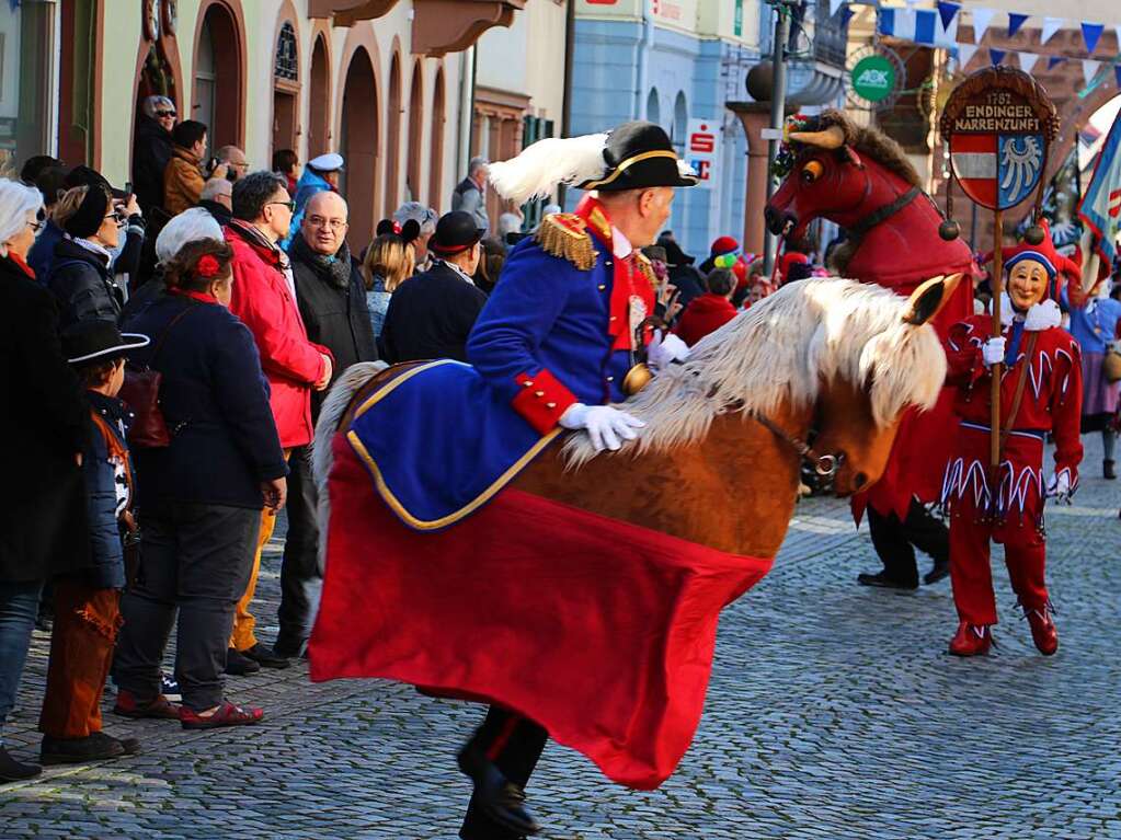 Groer Umzug am Fasnetsmontag in Endingen: Stadthauptmann und Stadttier an der Spitze des Zuges in Aktion