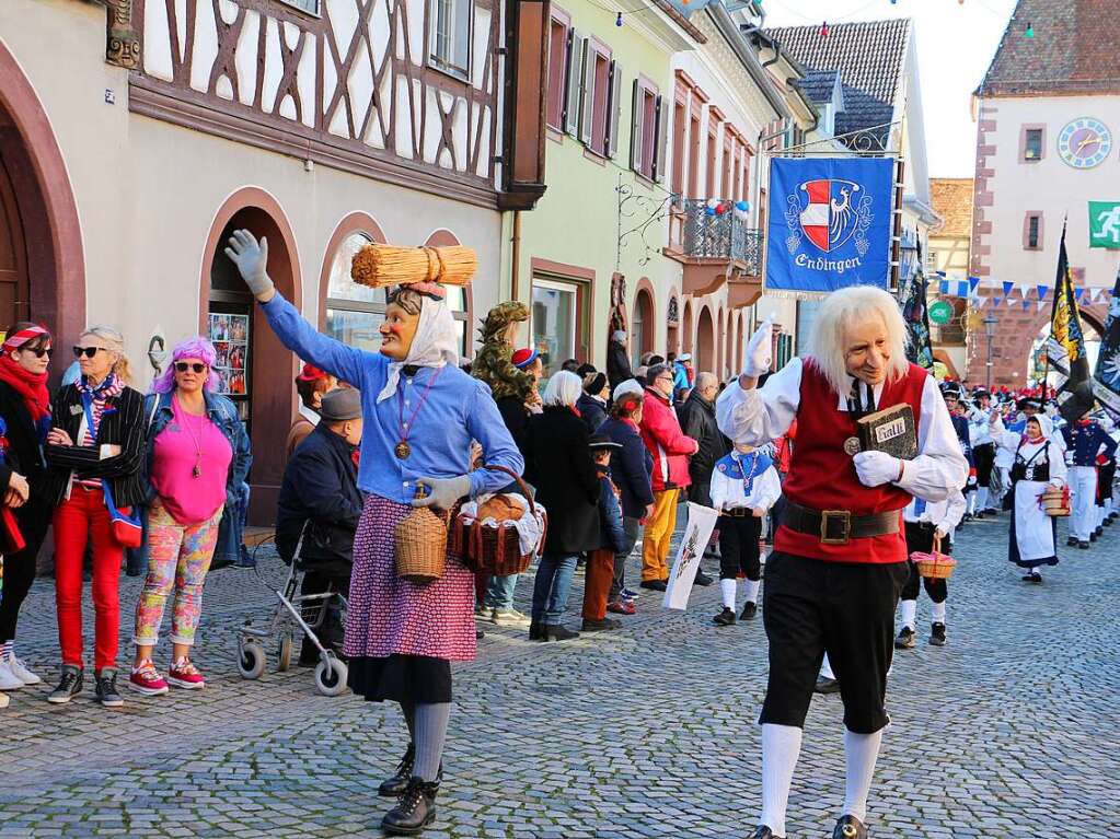 Groer Umzug am Fasnetsmontag in Endingen: Dialfraili und Galli, dahinter der Spielmanszug