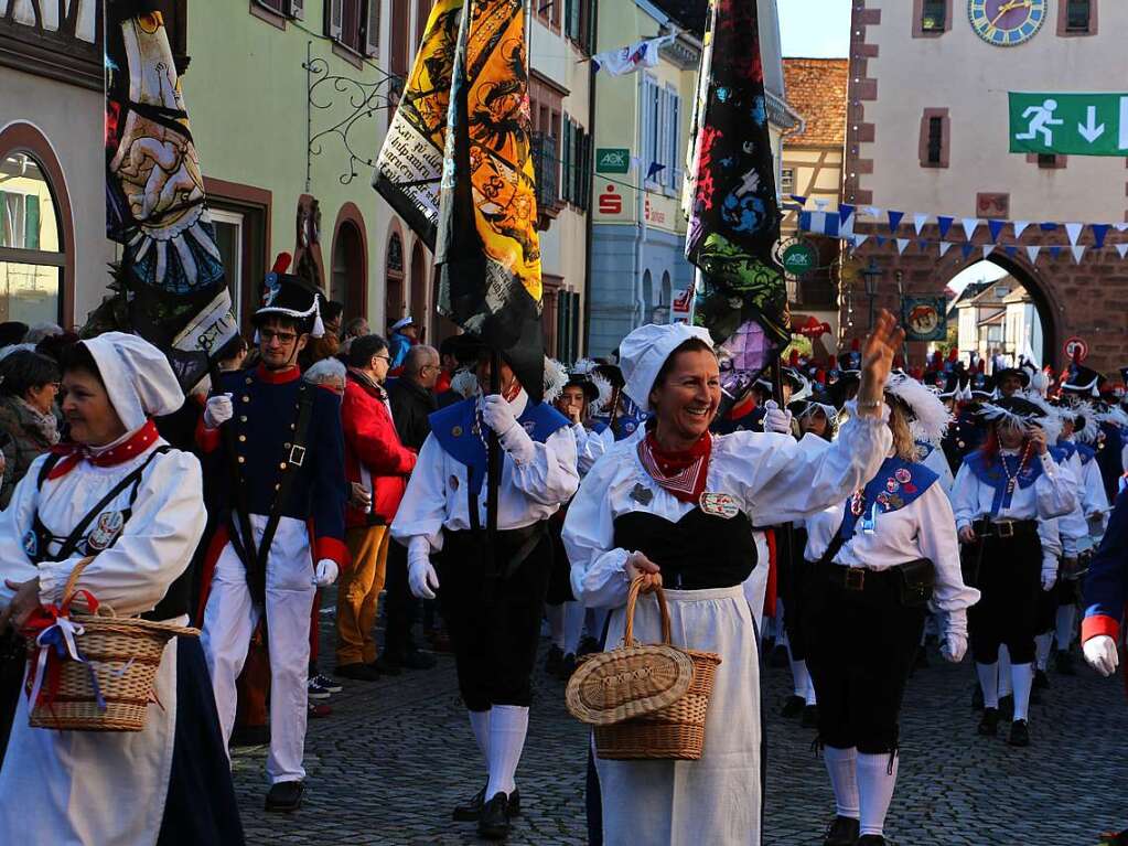 Groer Umzug am Fasnetsmontag in Endingen: Spielmannszug und Brgerfrauen gren