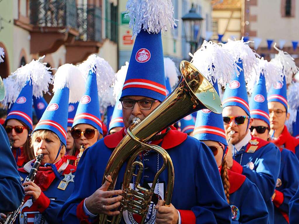 Groer Umzug am Fasnetsmontag in Endingen: Die Stadtmusik im klassischen Fasnets-Outfit mit „Spitzguggl“