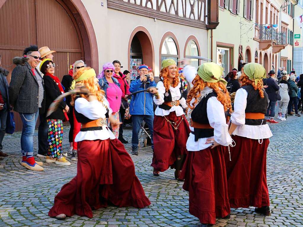 Groer Umzug am Fasnetsmontag in Endingen: Tanzende und kmpfende Piratinnen