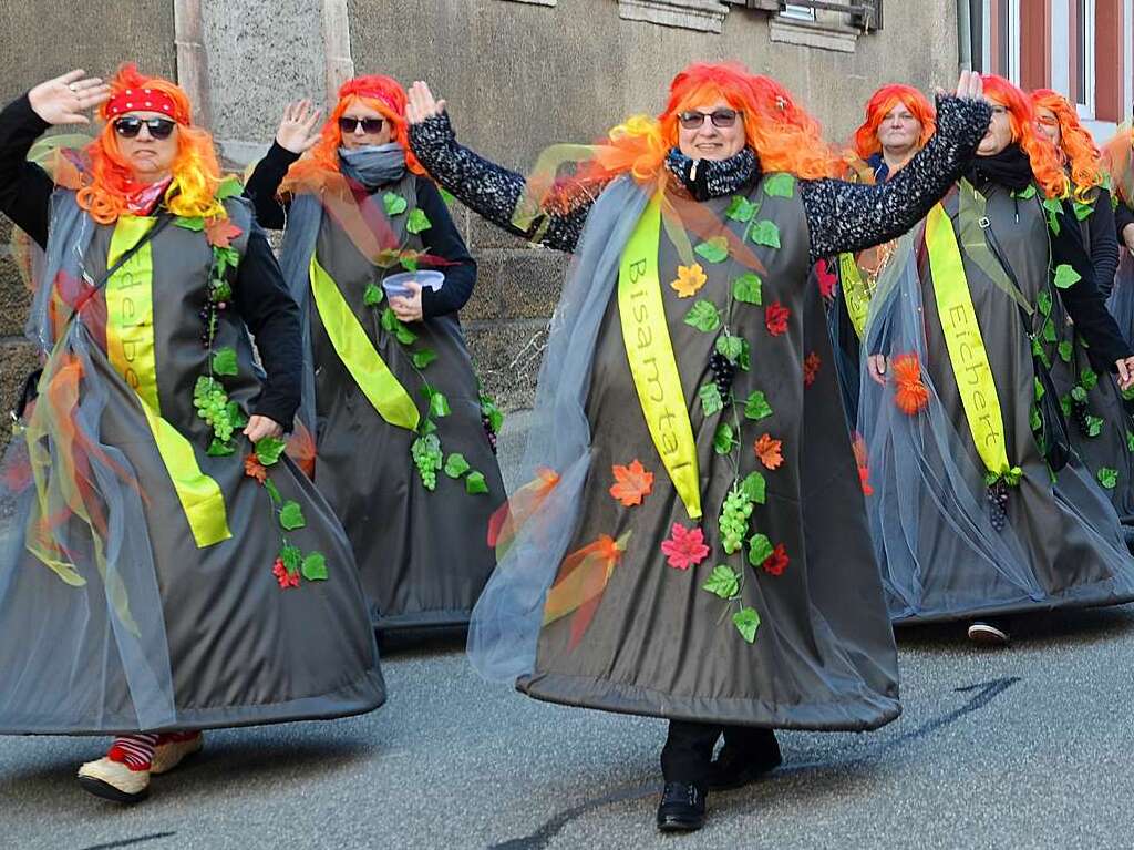 Umzug in Kiechlinsbergen: Die Magnum-Wiiber stellten einen  neuen Kiechlinsberger Wein vor.