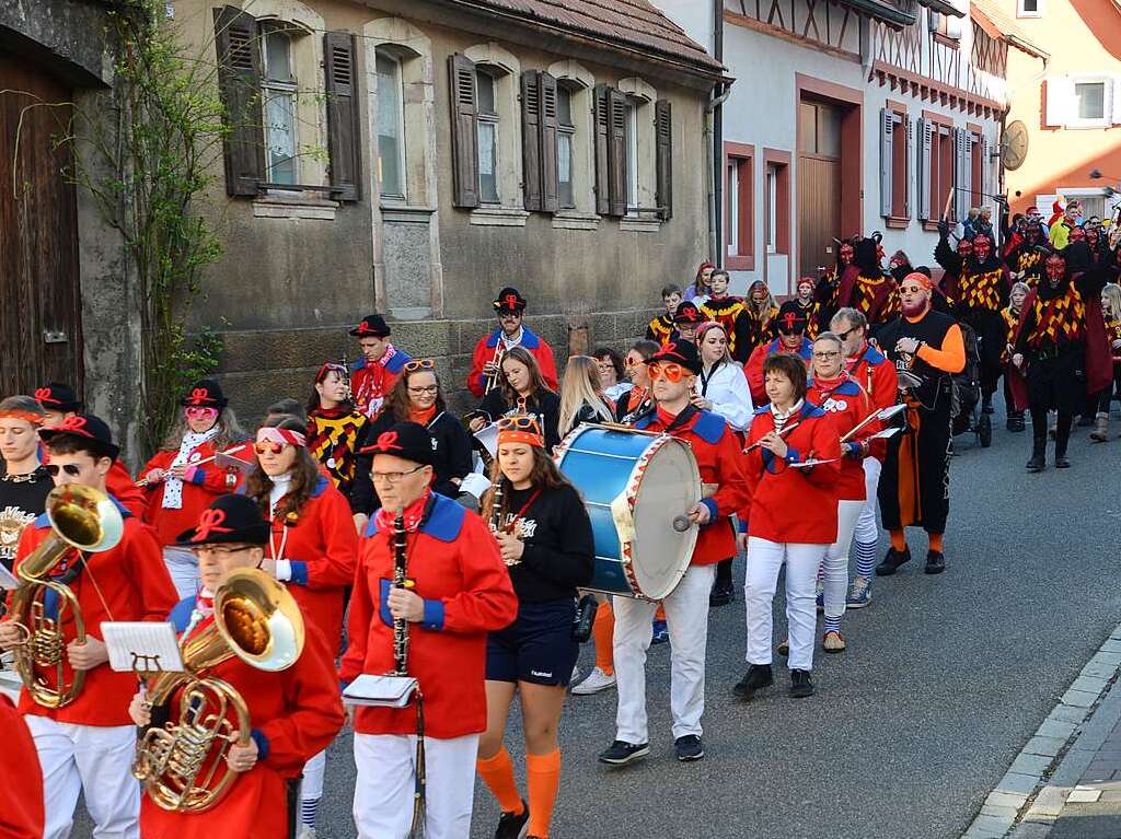 Umzug in Kiechlinsbergen: Der Umzug setzt sich in Bewegung, vorweg die Musik, dahinter die Teufelsburger.