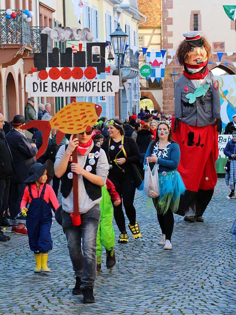 Groer Umzug am Fasnetsmontag in Endingen: Die Bahnhfler mit Scheinriese und Meerjungfrauen