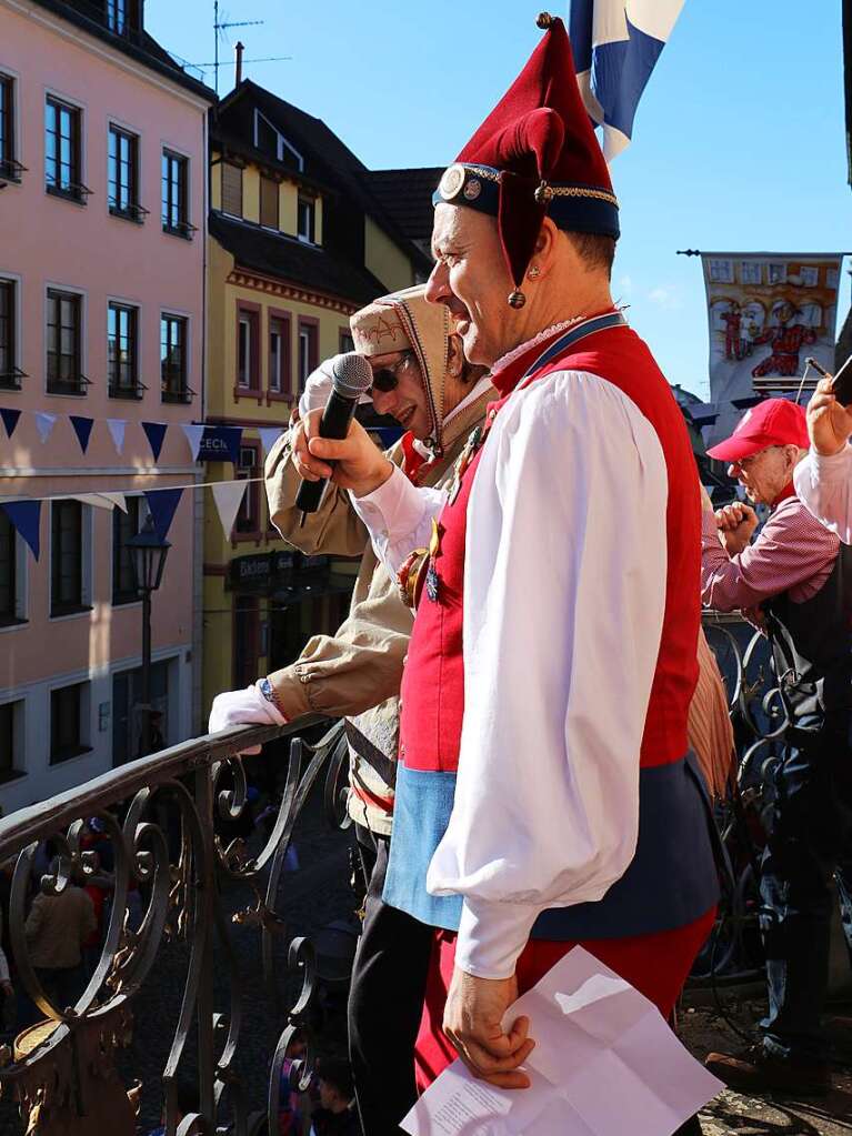 Groer Umzug am Fasnetsmontag in Endingen: Oberzunftmeister Ralph Baumann mit berblick und Mikro.