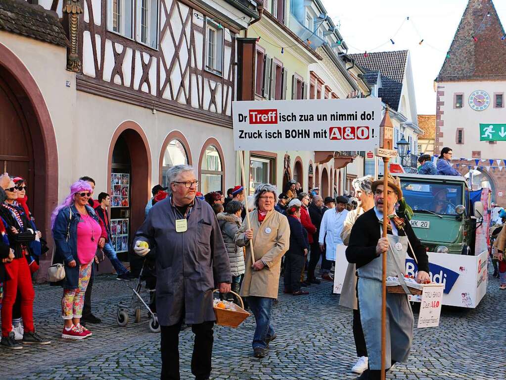 Groer Umzug am Fasnetsmontag in Endingen: Die Torlibandi sorgt sich um die Nahversorgung und macht den Bohn wieder auf.