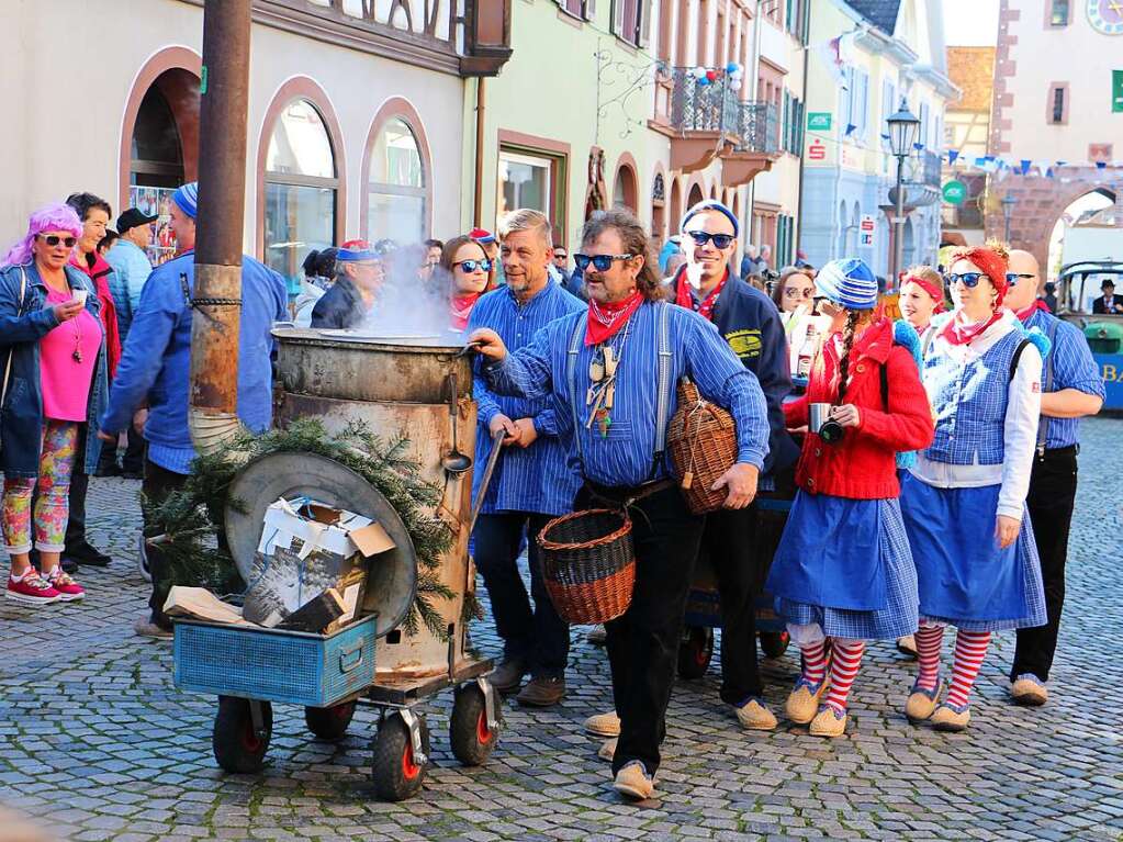 Groer Umzug am Fasnetsmontag in Endingen: die Schtruhschhwaddler in Aktion