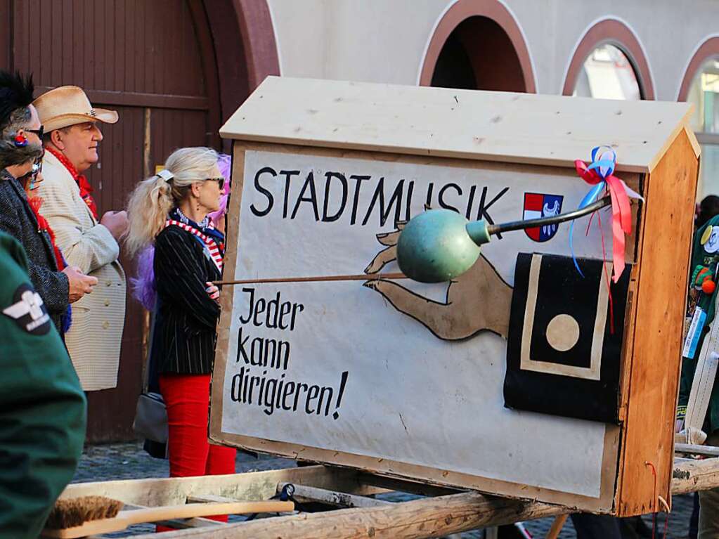 Groer Umzug am Fasnetsmontag in Endingen: Die Dirigentensuche der Stadtmusik nrrisch aufgespiet