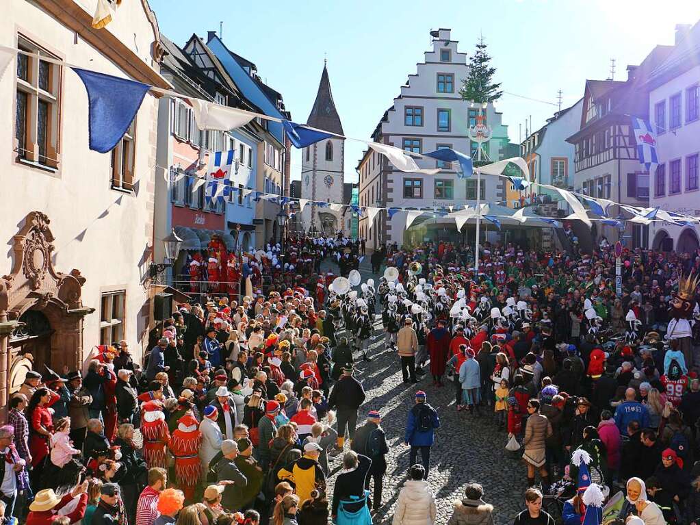 Groer Umzug am Fasnetsmontag in Endingen: Dicht gedrngt verfolgen die Menschen am Marktplatz das Umzugsgeschehen.