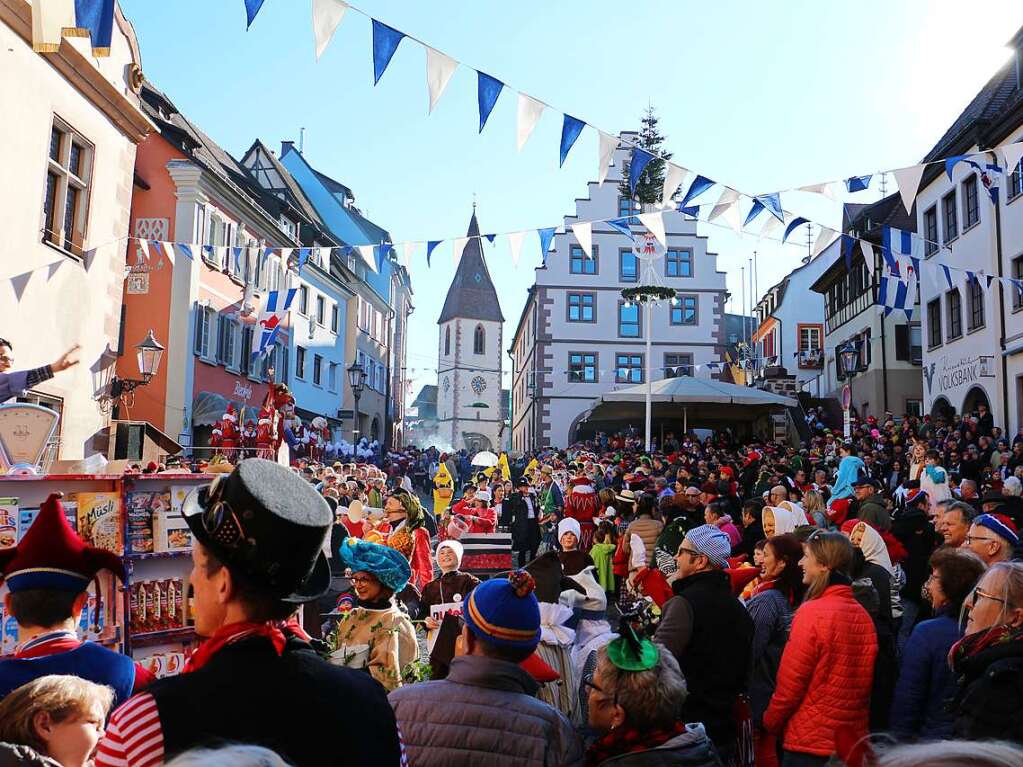 Groer Umzug am Fasnetsmontag in Endingen: Dicht gedrngt verfolgen die Menschen am Marktplatz das Umzugsgeschehen.