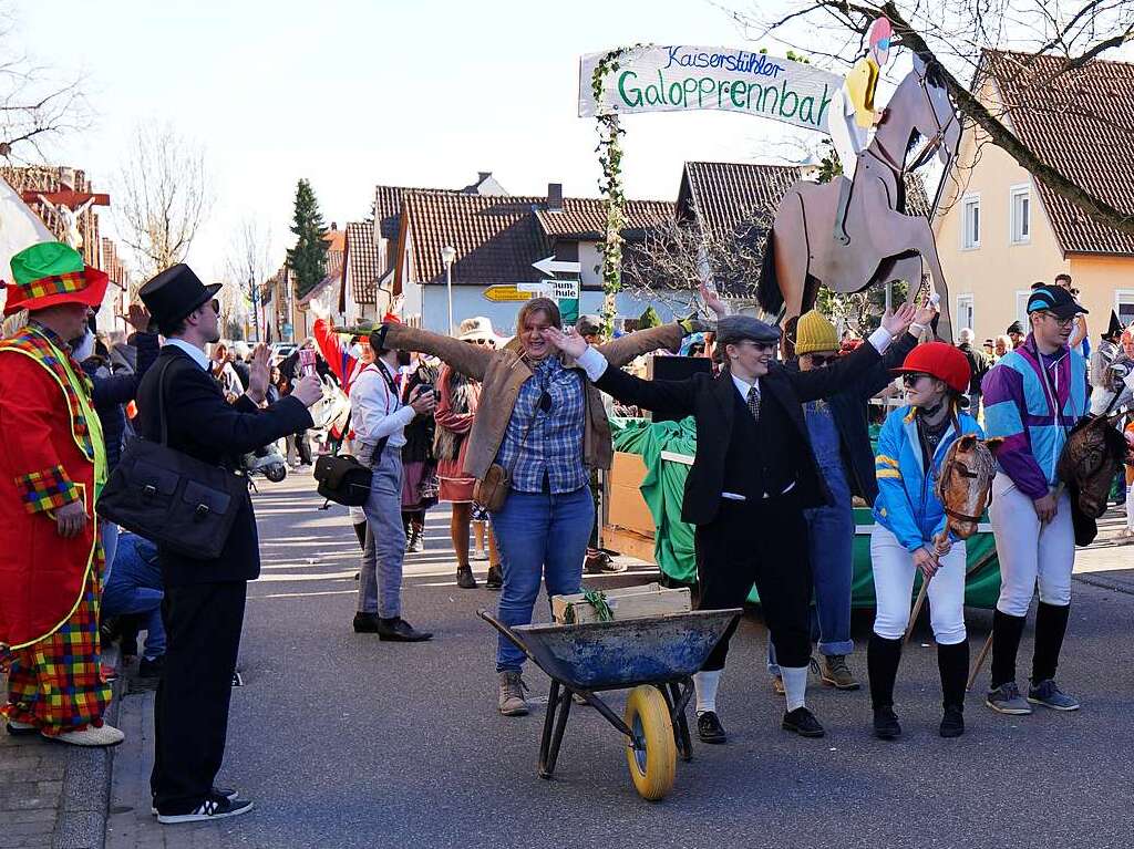 Groer Umzug in Wyhl: Werben fr die Galopprennbahn am Kaiserstuhl.