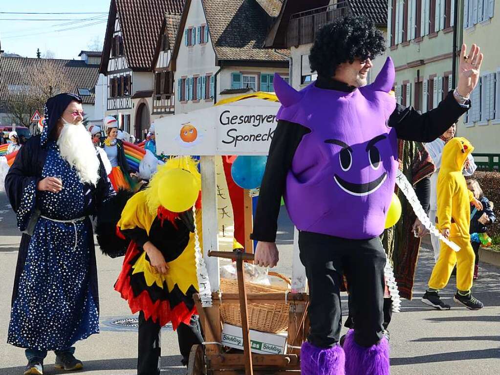 Umzug in Jechtingen: Der Sponeck-Chor als „buntes Allerlei“.