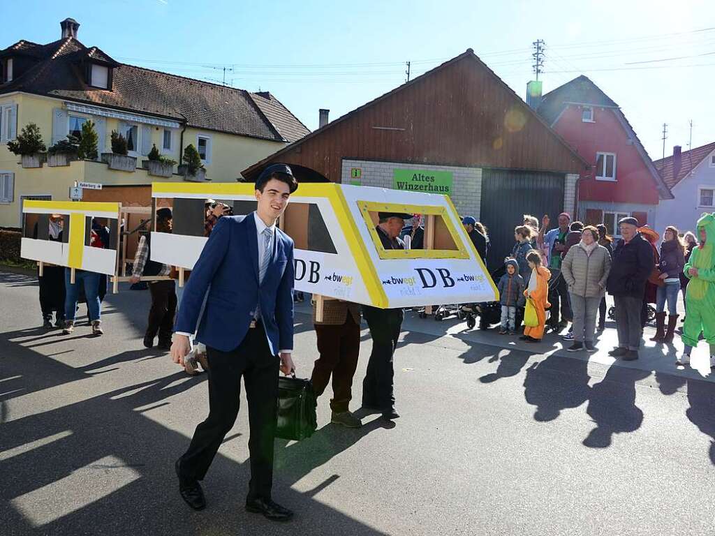 Umzug in Jechtingen: Der Mandolinen- und Gitarrenverein stellte den neuen DB-Zug vor. Laut ihrem Fahrplan fhrt der Zug pnktlich.