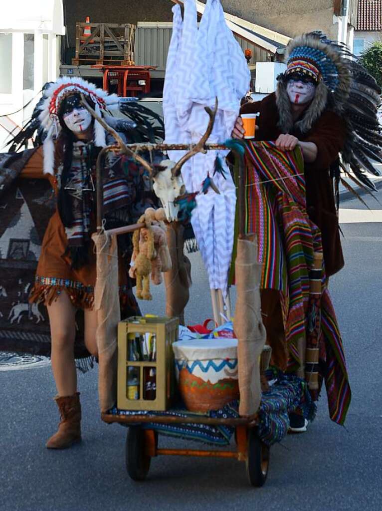 Umzug in Jechtingen: Auch Indianer mischten bei Umzug mit.