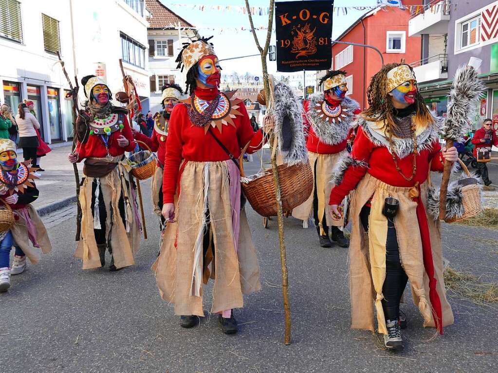 Hoch her ging es beim Umzug am Rosenmontag in Bonndorfs Martinstrae.