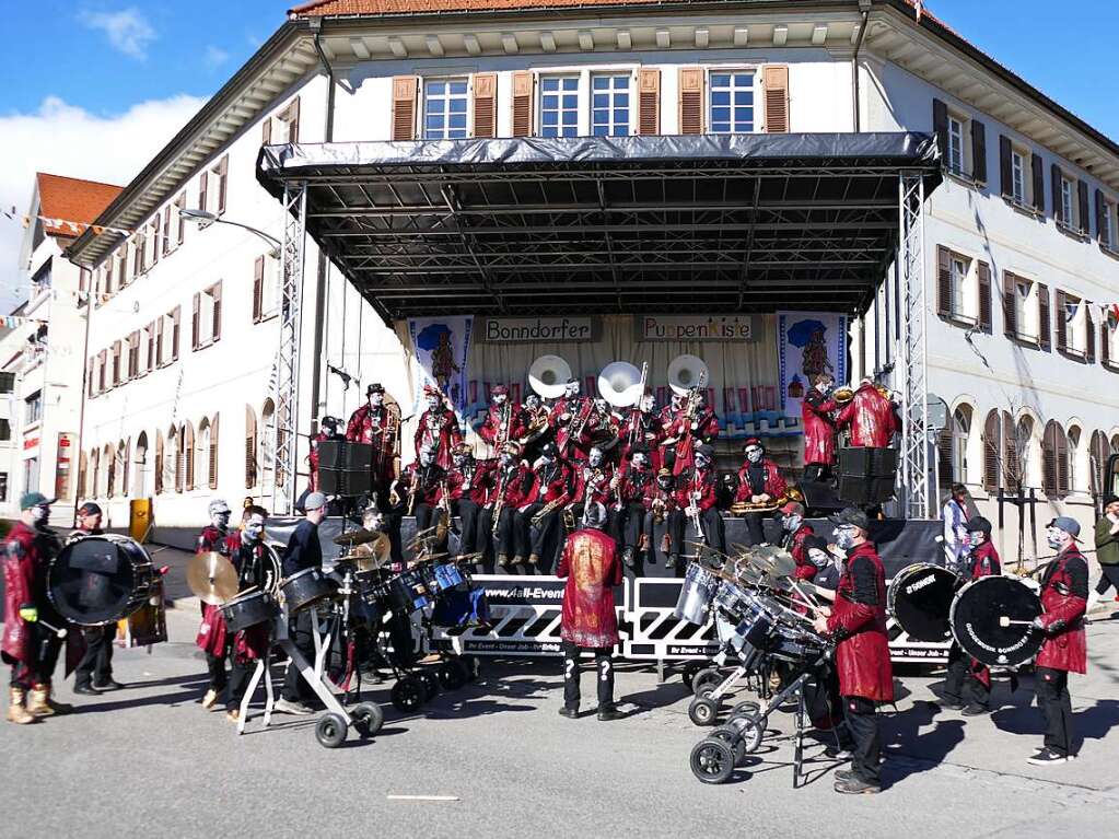 Die Guggenmusik heizte vor dem Bhnenspiel krftig ein.