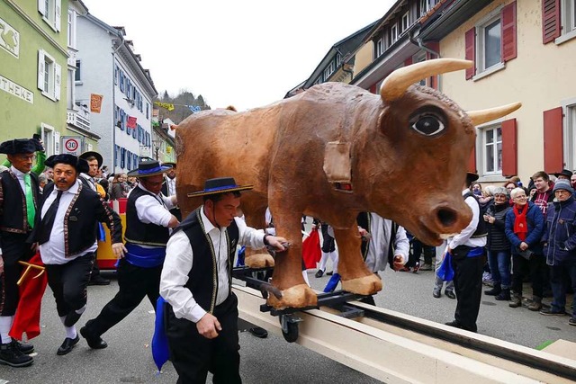 Der Siegerwagen der Vogtei Paradies li...ie stierig sin...&#8220; im Umzug mit.  | Foto: Sarah Trinler