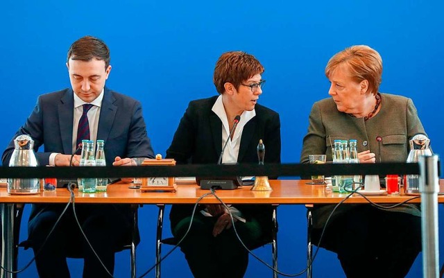 CDU-Generalsekretr Paul Ziemiak, die ...bauer und Noch-Kanzlerin Angela Merkel  | Foto: ODD ANDERSEN (AFP)