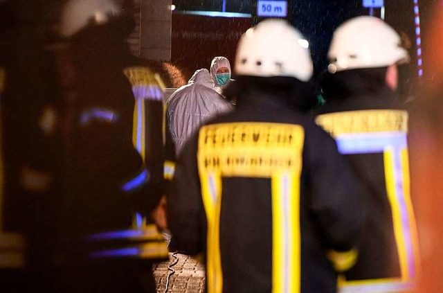 Rettungskrfte und Ermittler in Volkmarsen  | Foto: INA FASSBENDER (AFP)