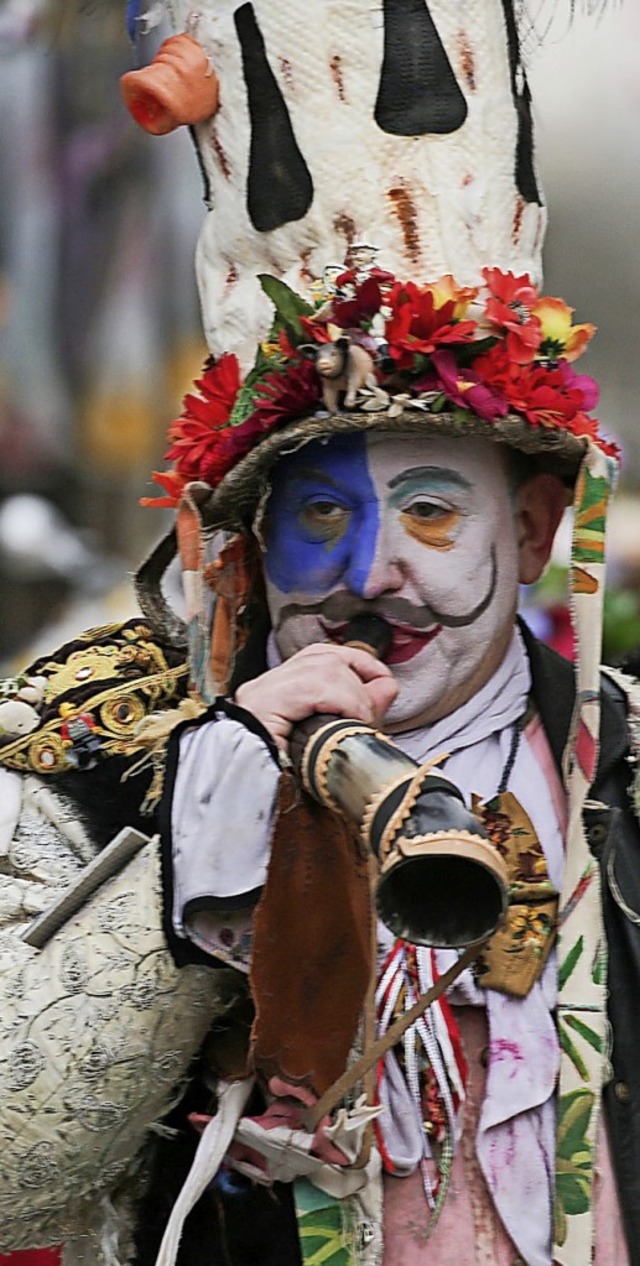 Kunstvoll verkleidete Narren und Motiv...er trauern die Trme des Klner Doms.   | Foto: Oliver Berg (dpa)