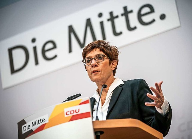 Die Noch-Vorsitzende Kramp-Karrenbauer...g die Ergebnisse der Hamburg-Wahl auf.  | Foto: Michael Kappeler (dpa)