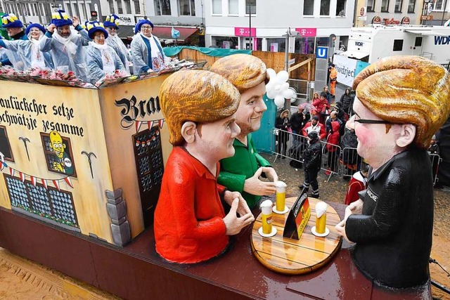 Karneval am Rosenmontag ist in Kln et...Figuren, die oft Politiker darstellen.  | Foto: Roberto Pfeil (dpa)
