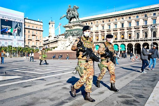 In Mailand patrouillieren Soldaten mit Mundschutz ber den Domplatz.   | Foto: Claudio Furlan