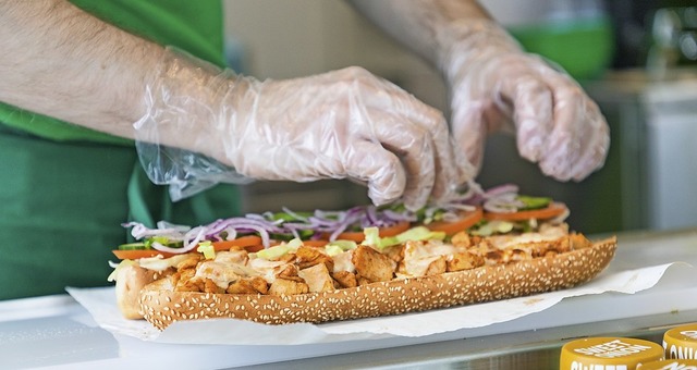 Zum Subway-Konzept gehrt, dass die Ku...Millionen mgliche Variationen geben.   | Foto: Subway Sandwiches