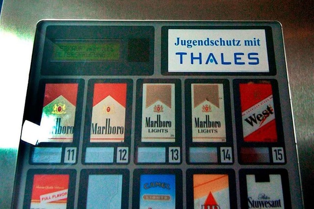 Ein aufgebrochener Zigarettenautomat i...ckenbach gefunden worden (Symbolbild).  | Foto: A1981 Werner Baum
