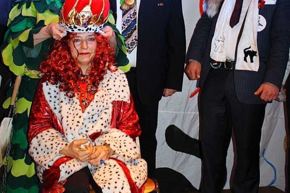 Die neue Schoppenkönigin wurde vom närrischen Volk als „Rosmarie I.“ getauft (Ortsrätin Renate Rieder). Die scheidende Schoppenkönigin vom letzten Jahr „Maria I.“ (von der befreundeten Narrengilde Oberried) setzte ihr die Krone auf. (Foto: Karin Heiß) Die neue Schoppenkönigin wurde vom närrischen Volk als „Rosmarie I.“ getauft (Ortsrätin Renate Rieder). Die scheidende Schoppenkönigin vom letzten Jahr „Maria I.“ (von der befreundeten Narrengilde Oberried) setzte ihr die Krone auf. (Foto: Karin Heiß)