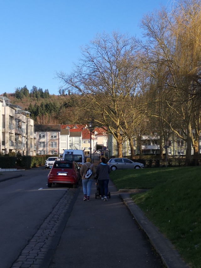 Mehr Platz fr Fugnger mit und ohne ...etzt in der Scheerbachstrae im Ernet.  | Foto: Stadt