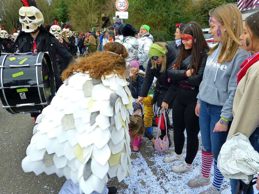 Das Konfetti bildete fast einen Schneeteppich