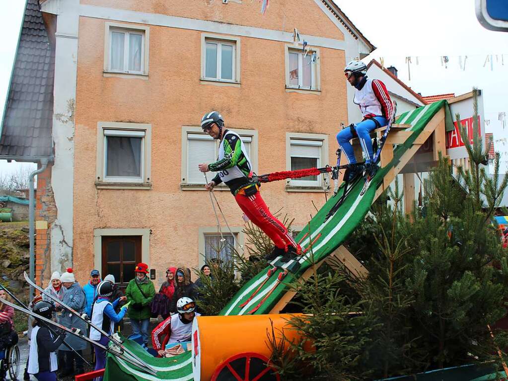 Skisprung Weltcup: Der Einfallsreichtum der Narren kannte bei der Umsetzung des Mottos „Jeder Monat hat seinen Reiz“ keine Grenzen.