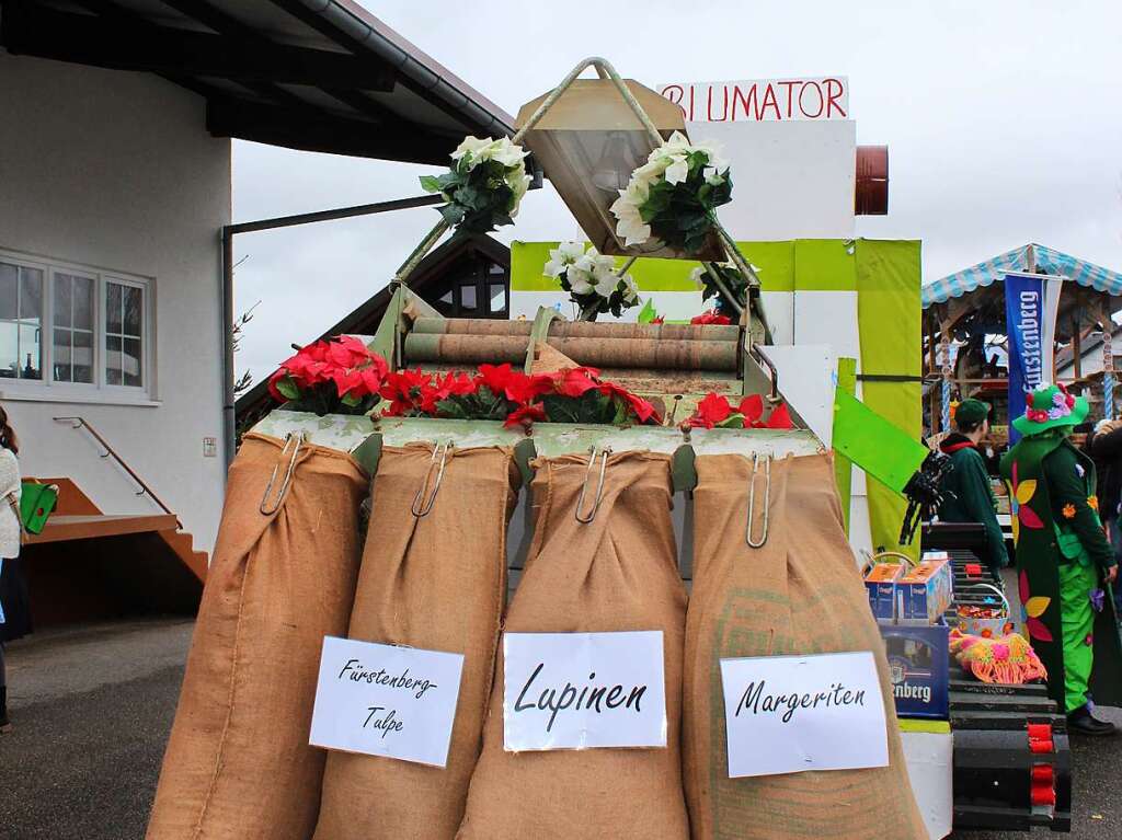 So dreschen die Unadinger den Blumensamen fr ihren prachtvollen Blumenteppich.