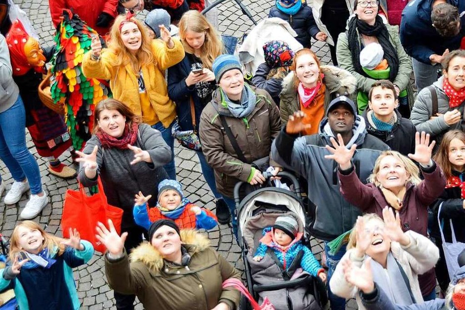 Trotz leichten Regens: Der närrische Schlusstag in Offenburg war auch diesmal wieder gut besucht. <?ZP?> (Foto: hrö) Trotz leichten Regens: Der närrische Schlusstag in Offenburg war auch diesmal wieder gut besucht. <?ZP?> (Foto: hrö)