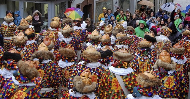 Recht viele kleine und groe Narren ka...Narrolaufen der Narro-Altfischerzunft.  | Foto: Melanie Dramac